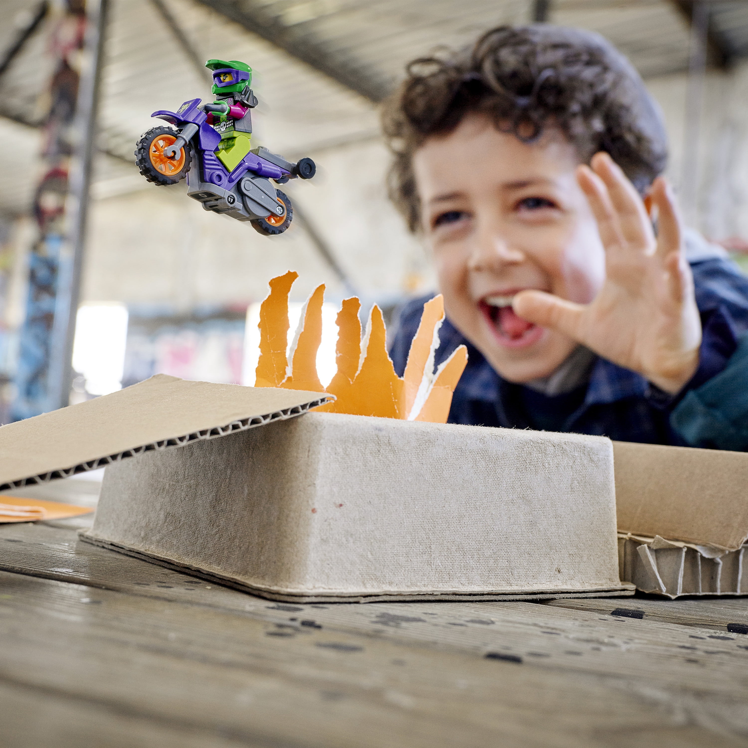 LEGO City Stuntz Value Set 3 Minifigures 3 Bikes and Carrying Case 66707 - Image 11