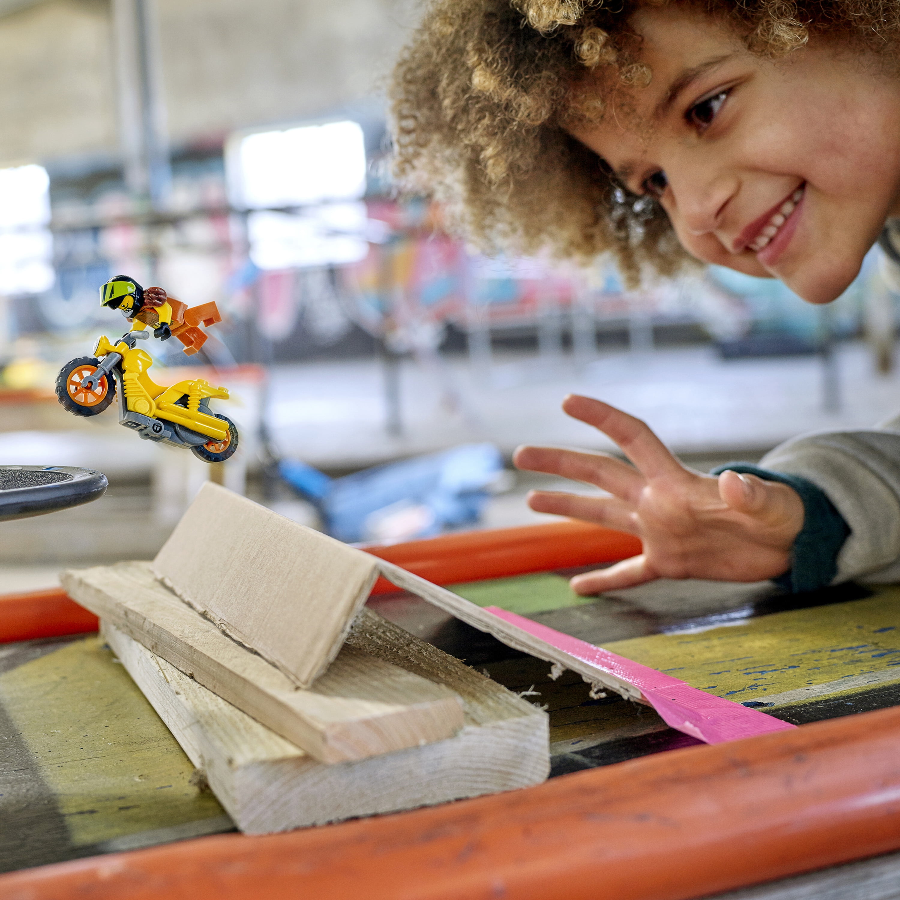 LEGO City Stuntz Value Set 3 Minifigures 3 Bikes and Carrying Case 66707 - Image 12