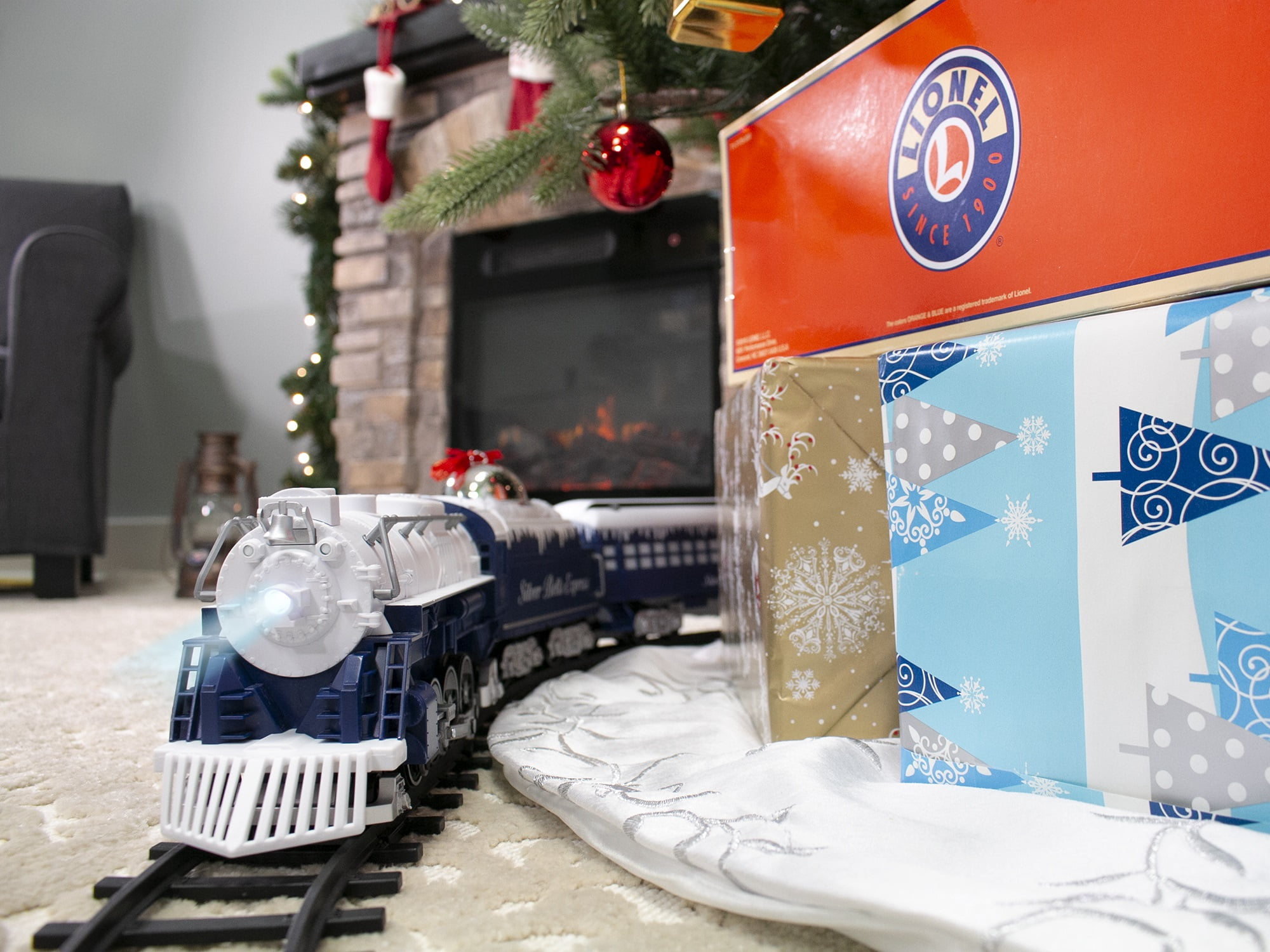 Lionel Ready to Play Silver Bells Express - Image 8