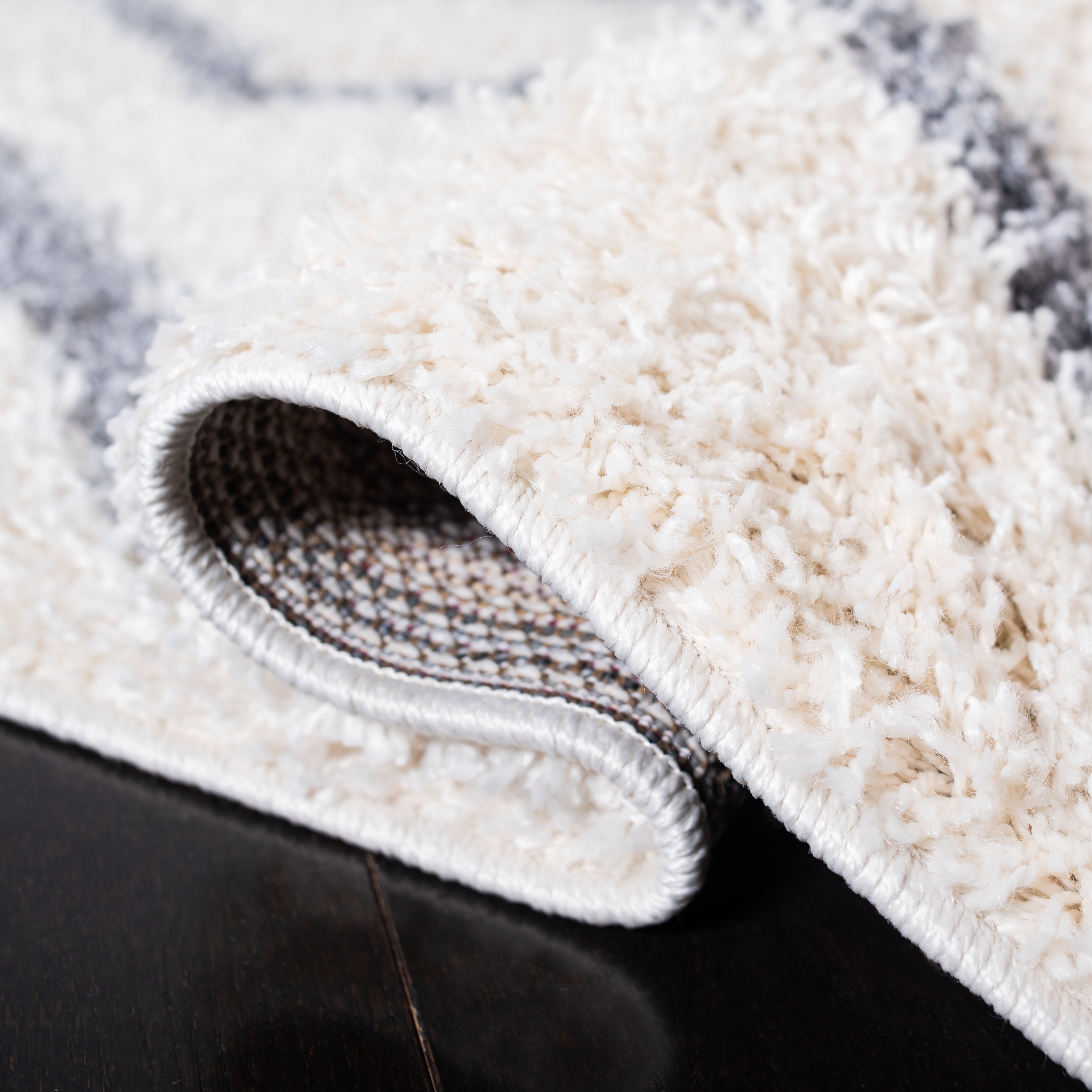 SAFAVIEH Venus Carleen Chevron Shag Area Rug, Ivory/Grey, 5'3" x 7'6" - Image 3