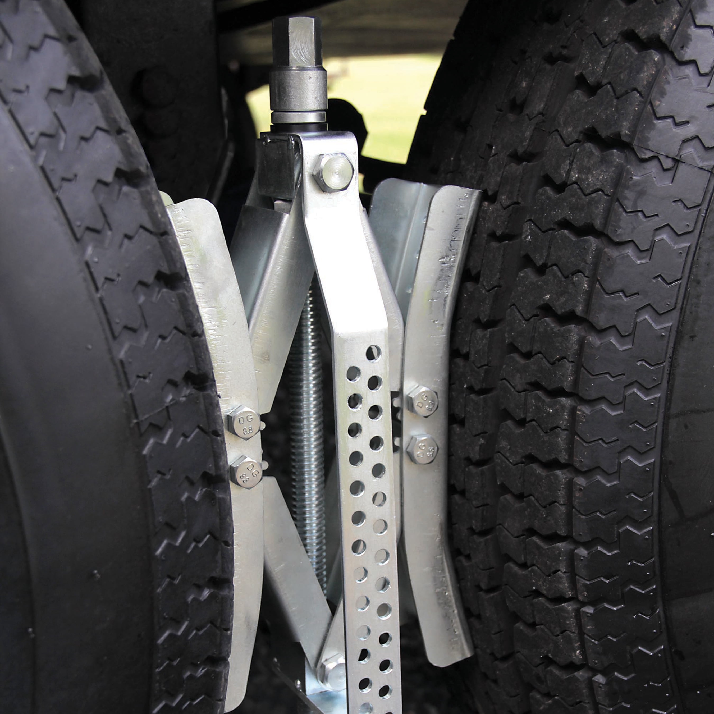 Camco EazLift - 10" Wheel Stop w/Wrench and Lock, Metal (44662) - Image 2