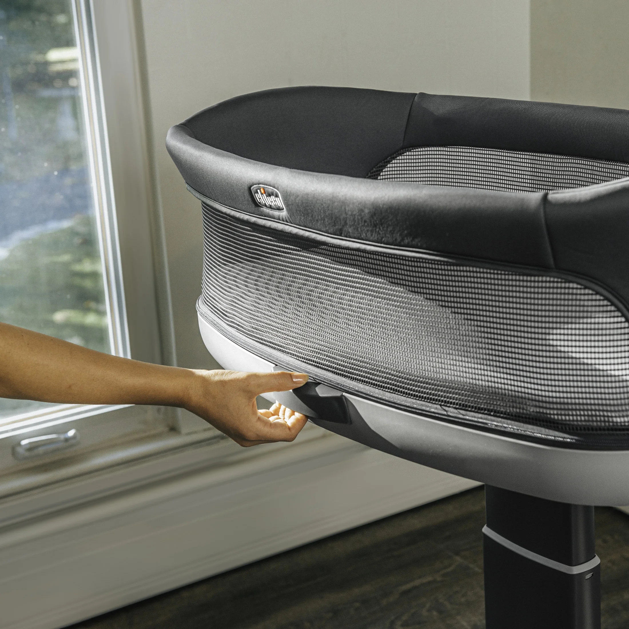 Chicco Close to You SE Portable Bedside Bassinet, Height Adjustable, Mesh Sides - Charcoal (Grey), New - Image 4