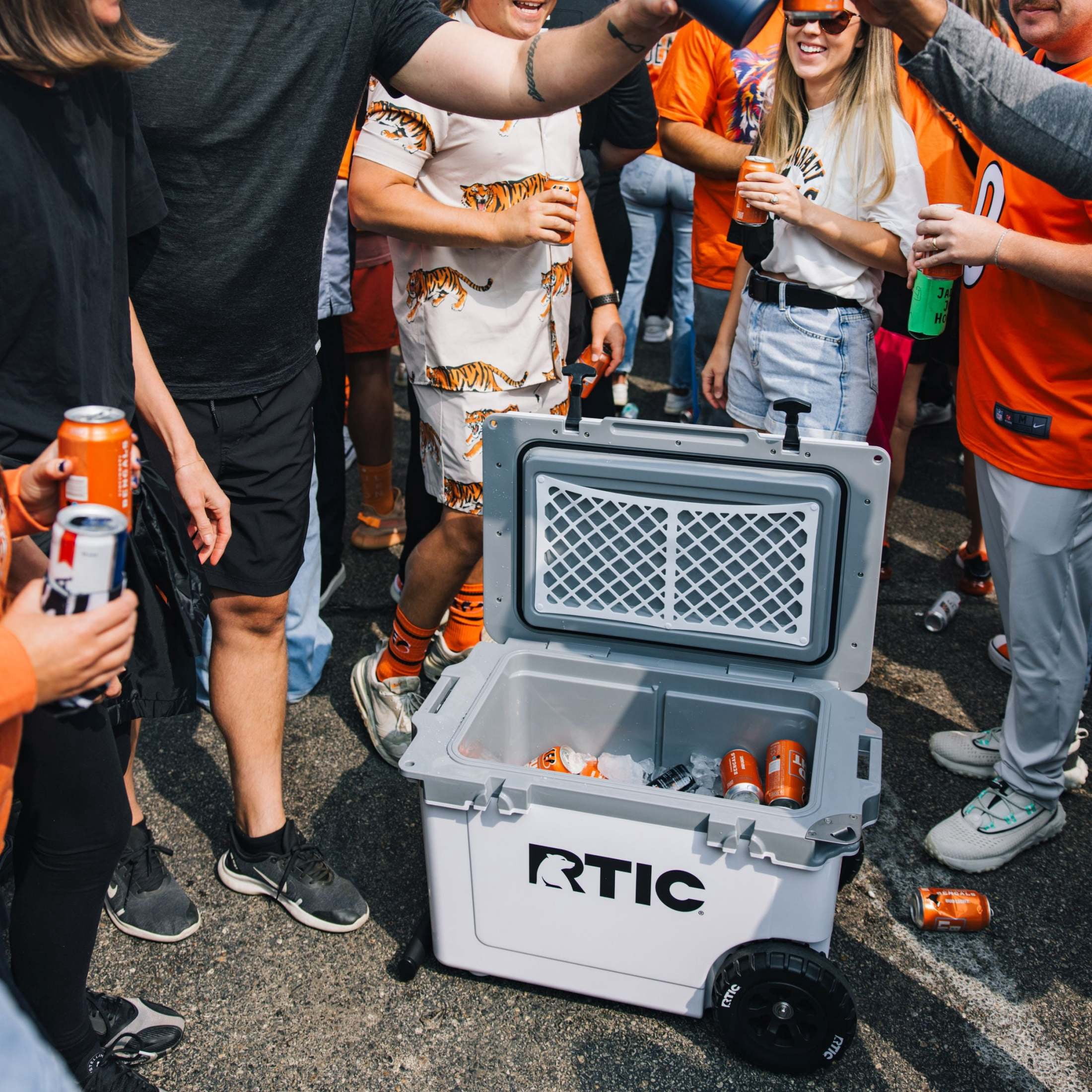 RTIC 52 QT Wheeled Hard-Sided Ice Chest Cooler, Ultra-Light, Fits 76 Cans, White & Grey - Image 5