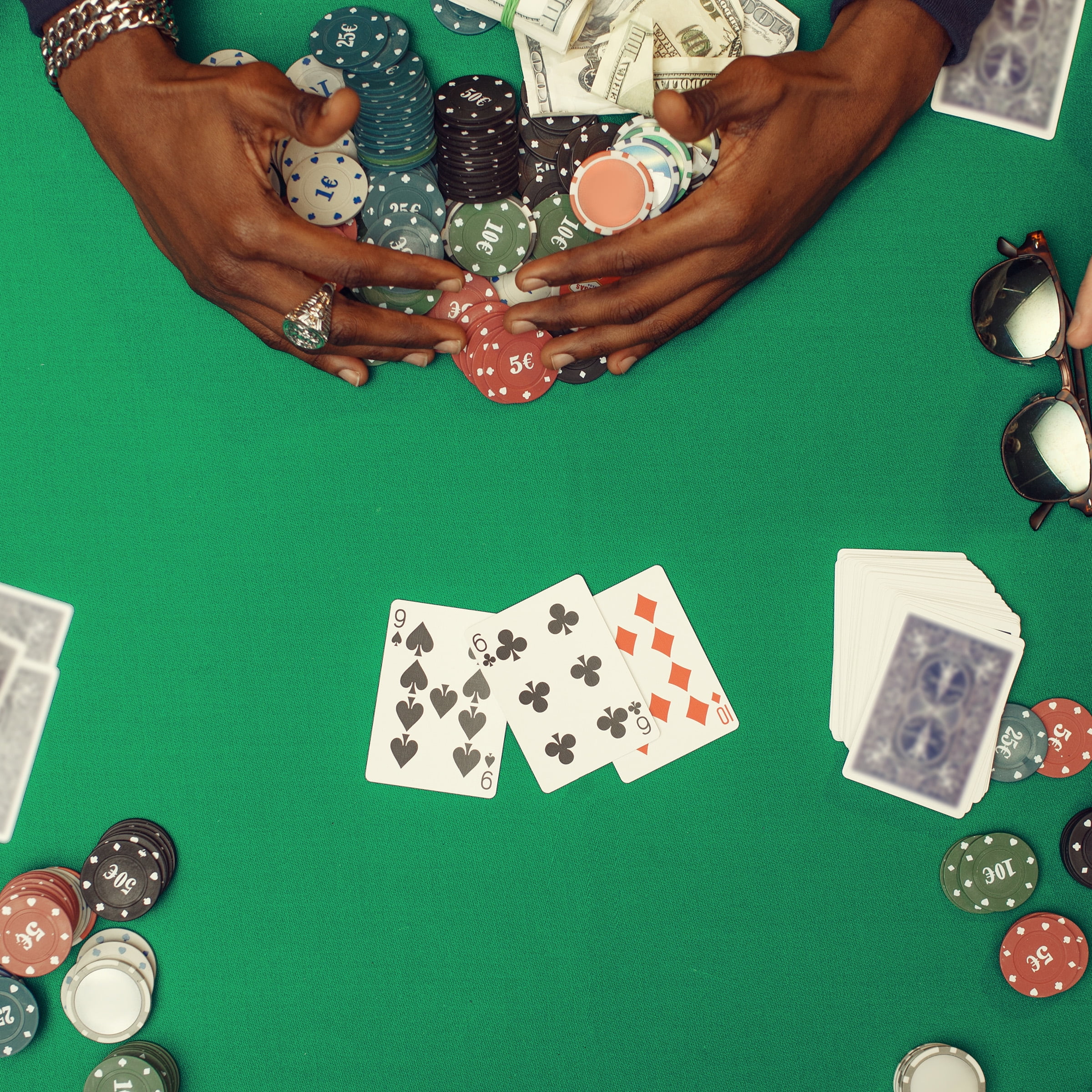 Trademark Poker Set with Cards, Buttons, Carrying Case, and 500 Poker Chips - Image 7