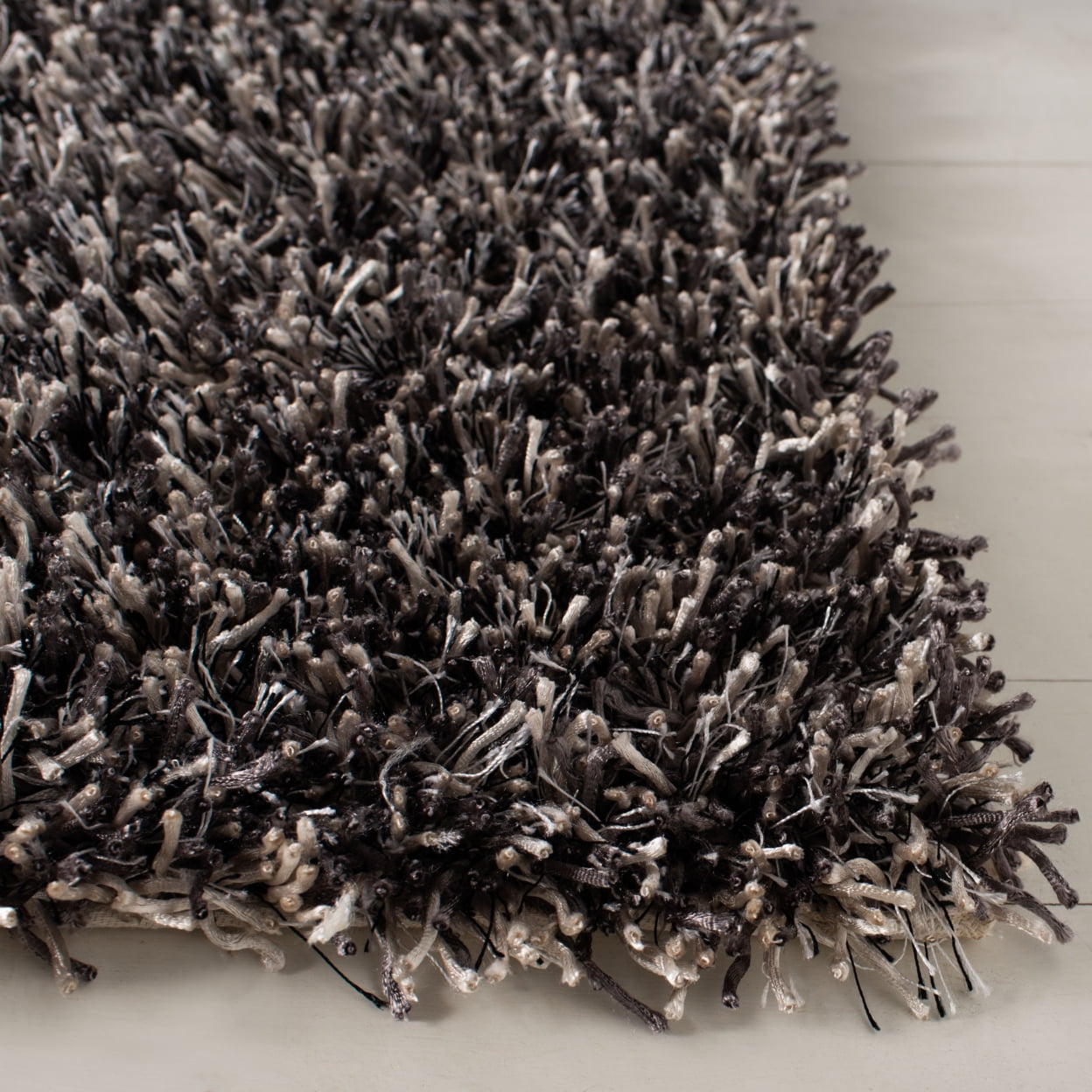 SAFAVIEH New Orleans Darius Solid Polyester Shag Area Rug, Platinum/Ivory, 3' x 5' - Image 3