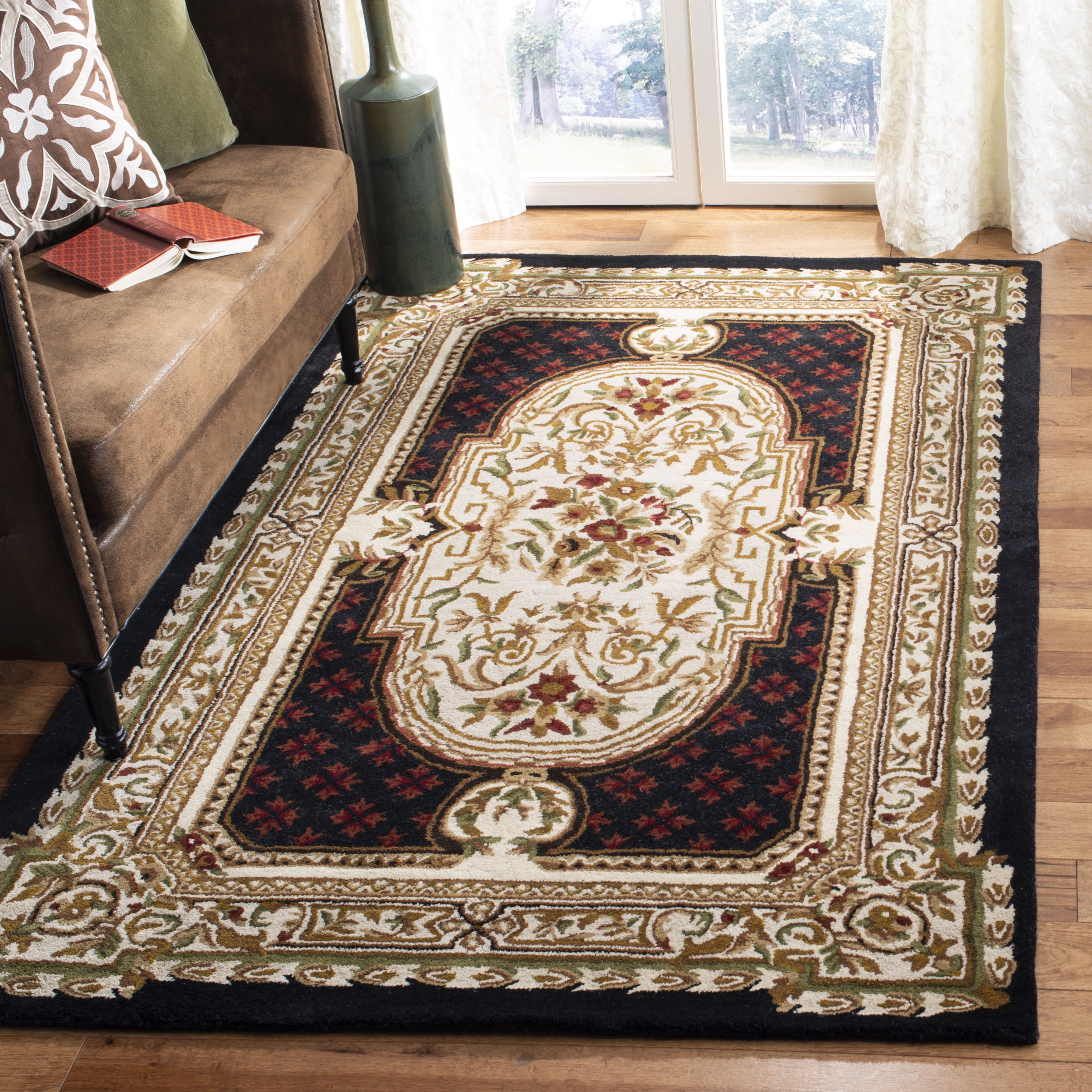 SAFAVIEH Classic Flanagan Oriental Wool Area Rug, Black, 5' x 8'