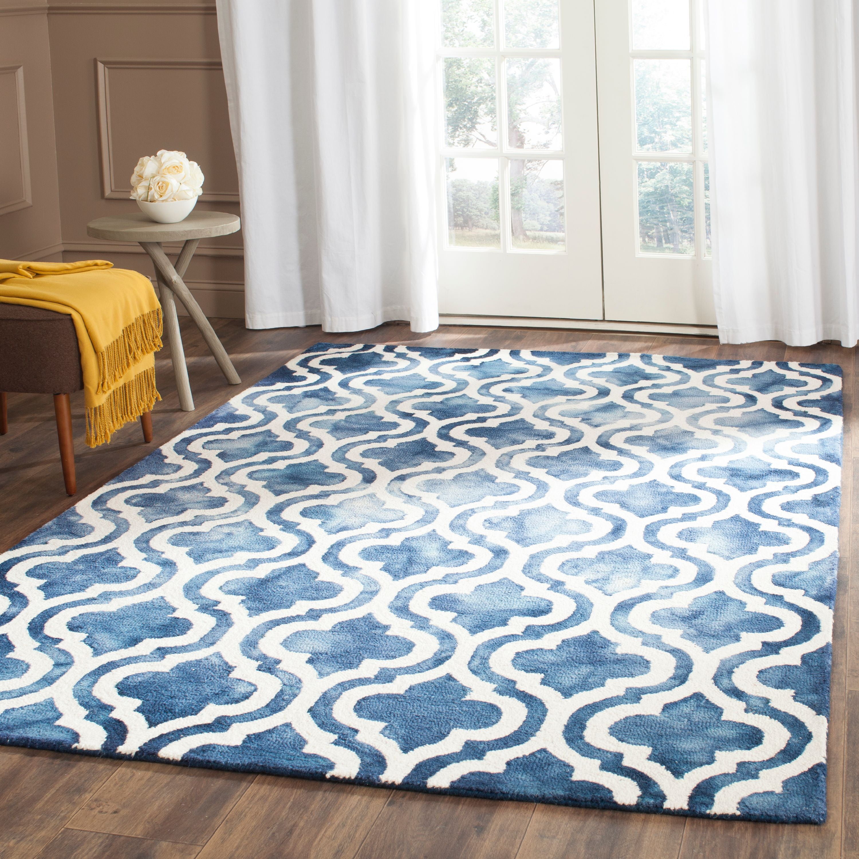 SAFAVIEH Dip Dye Jolyon Geometric Wool Area Rug, Navy/Ivory, 6' x 9'