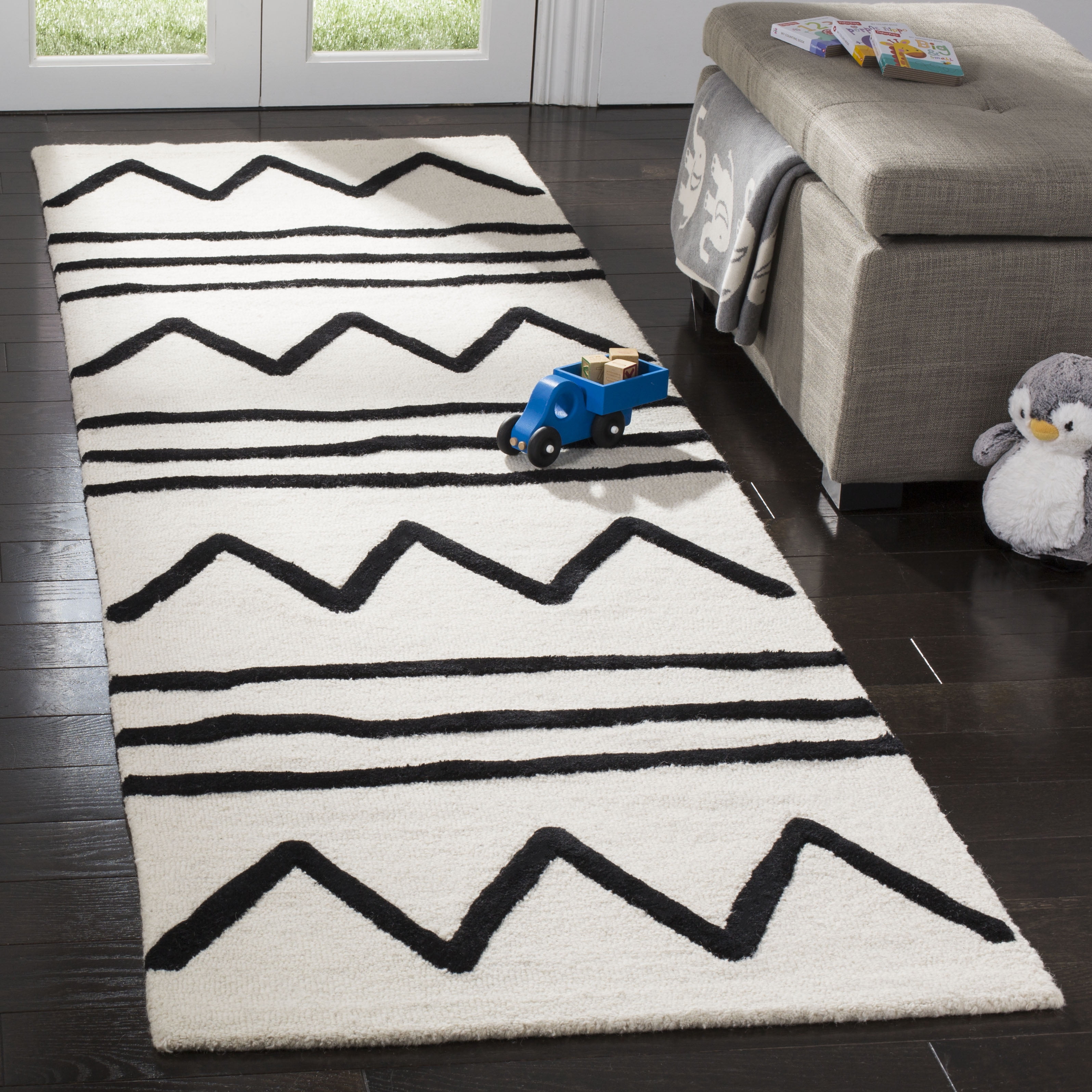 SAFAVIEH Kids Zigzag Striped Wool Runner Rug, Ivory/Black, 2'6" x 8'