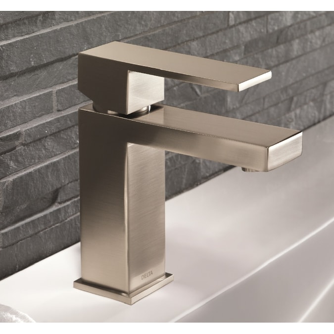 Delta Modern Stainless 4-in centerset 1-Handle WaterSense Bathroom Sink Faucet with Drain