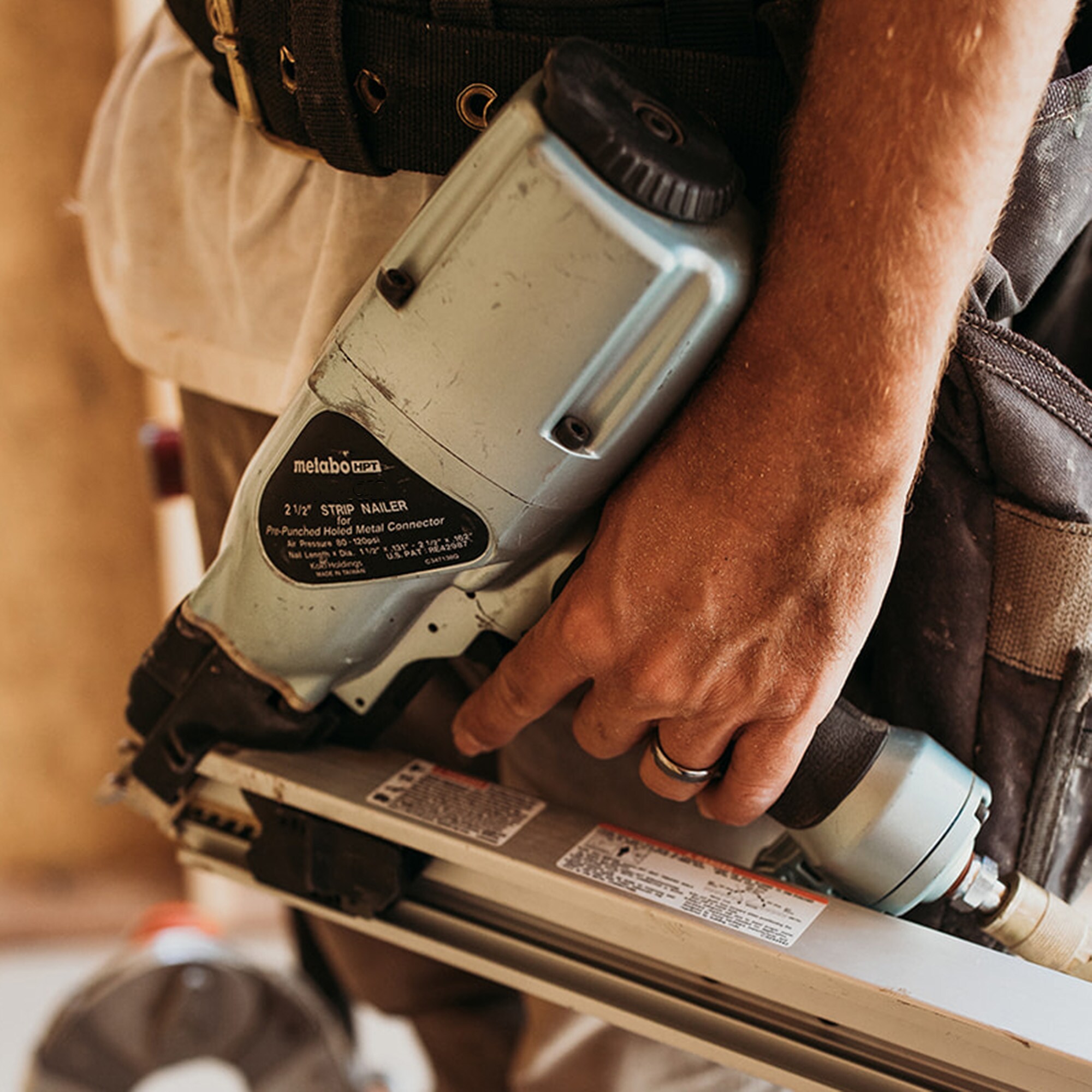 2-1/2-in Pneumatic Metal-connecting Nailer - Image 3