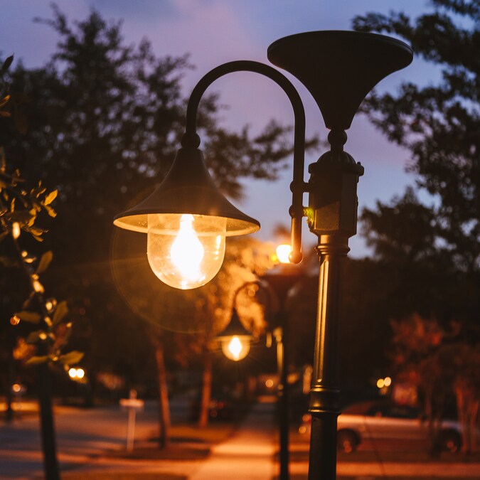 Gama Sonic Everest 19.5-in Black Traditional Solar Outdoor Light Post Lantern with Dusk-to-Dawn Photocell Sensor