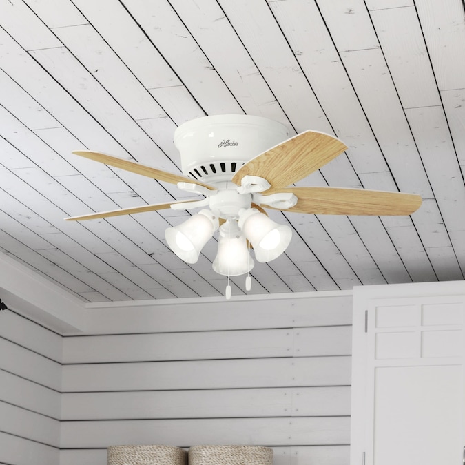 Hunter Builder Low Pro 42-in Snow White with Snow White/Light Oak Blades LED Indoor Flush Mount Ceiling Fan with Light (5-Blade) - Image 4