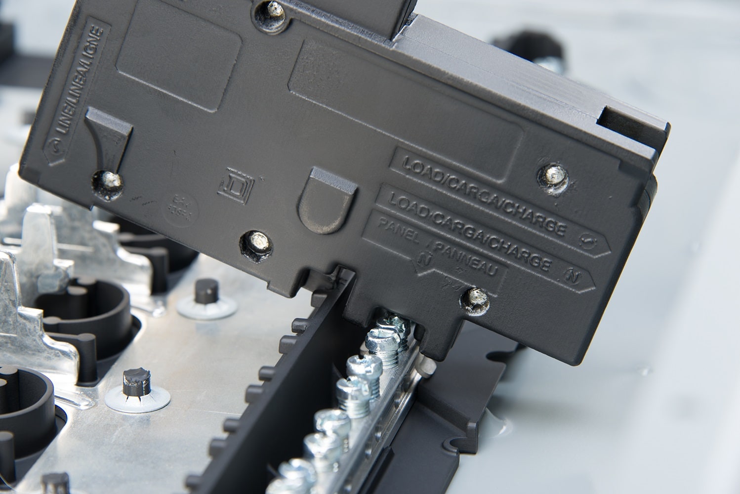 Homeline 150 -Amp 30 -Spaces 60 -Circuit Indoor Main breaker Plug-On Neutral Load Center (Value Pack) - Image 5