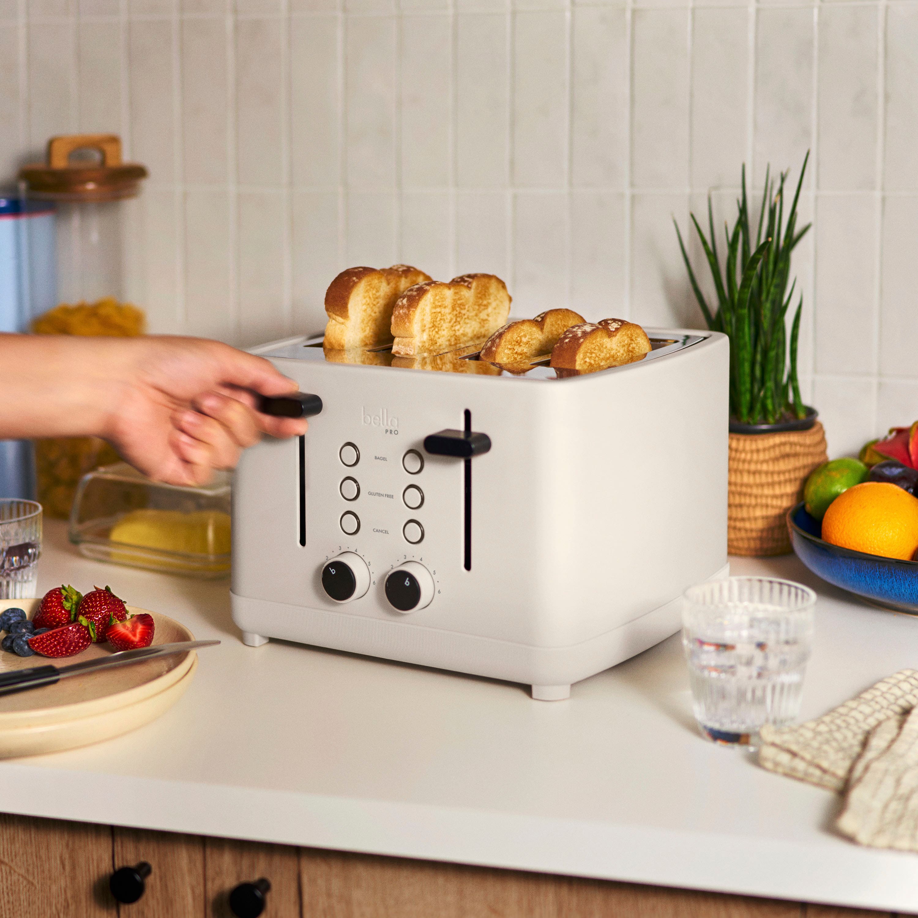 bella PRO - 4-Slice Toaster with Extra Wide Slots - Oatmilk - Image 3