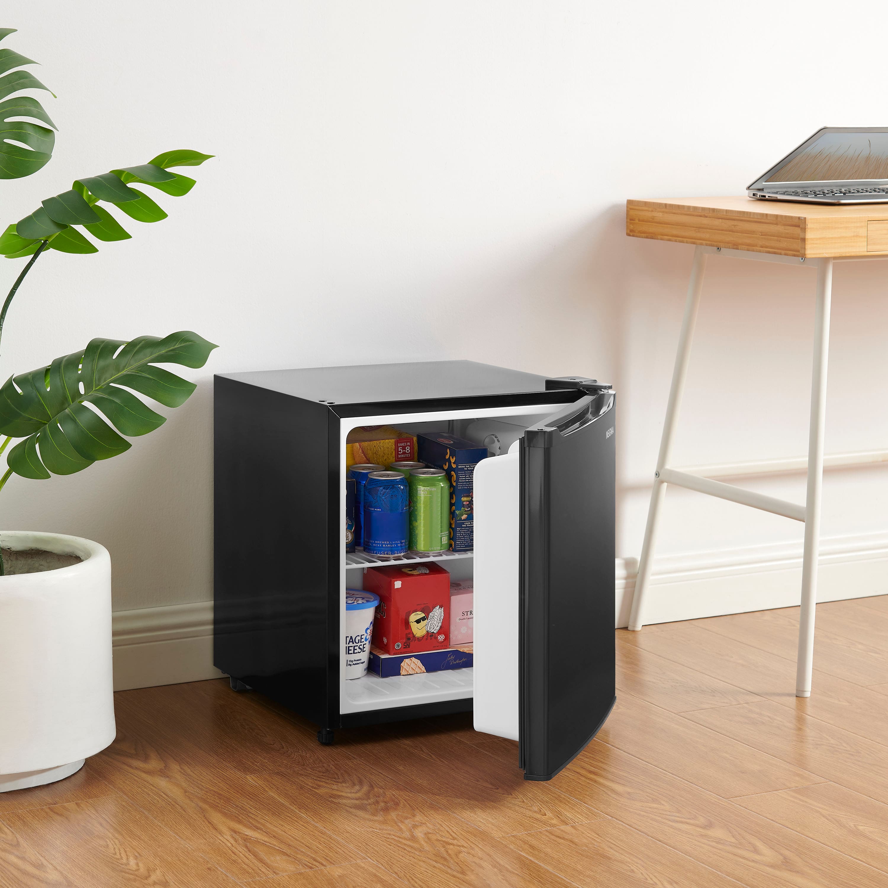 Insignia™ - 1.7 Cu. Ft. Mini Fridge with ENERGY STAR Certification - Black - Image 6