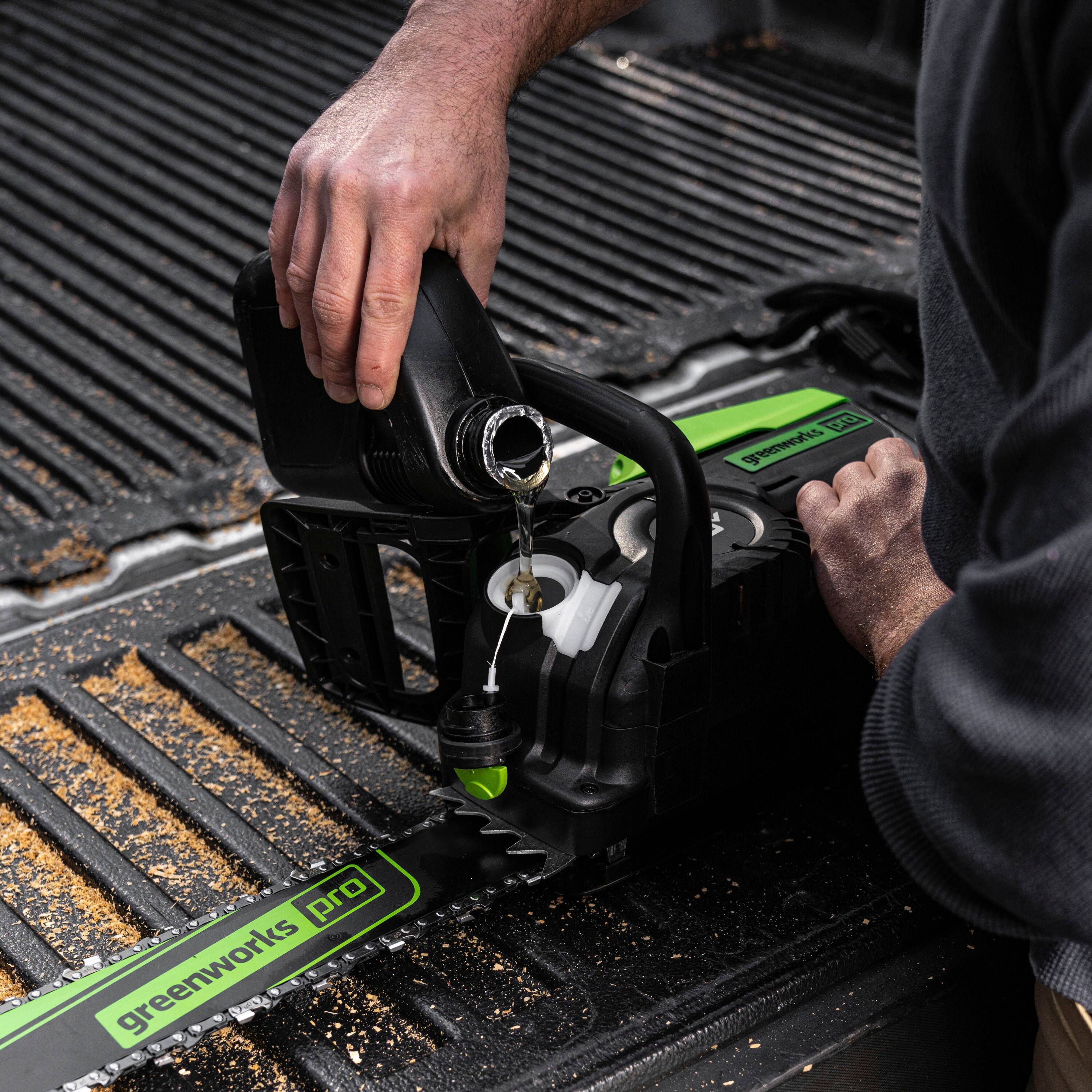 Greenworks - 80-Volt 18-Inch Cordless Brushless Chainsaw (1 x 4Ah battery and Charger) - Green - Image 7