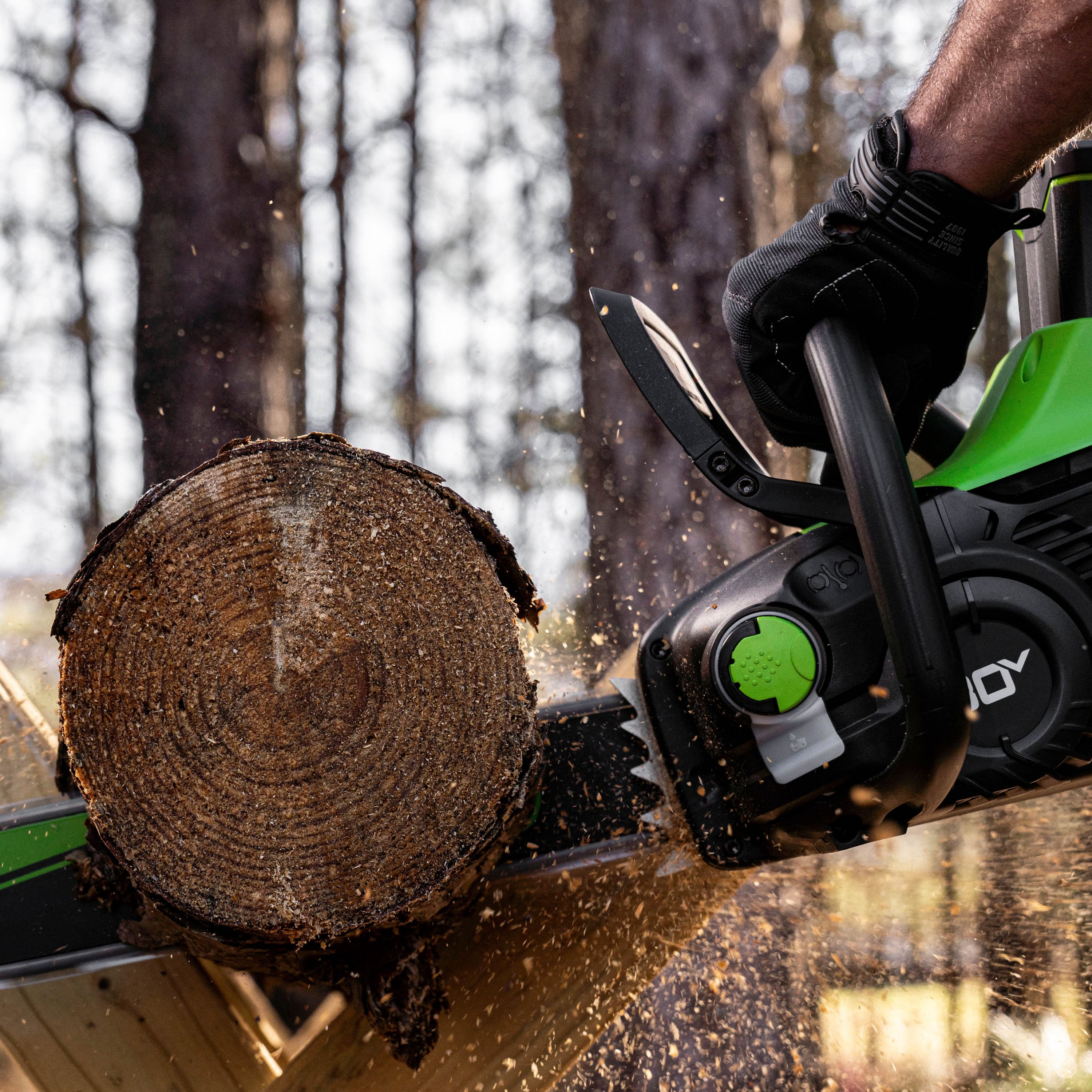 Greenworks - 80-Volt 18-Inch Cordless Brushless Chainsaw (1 x 4Ah battery and Charger) - Green - Image 10