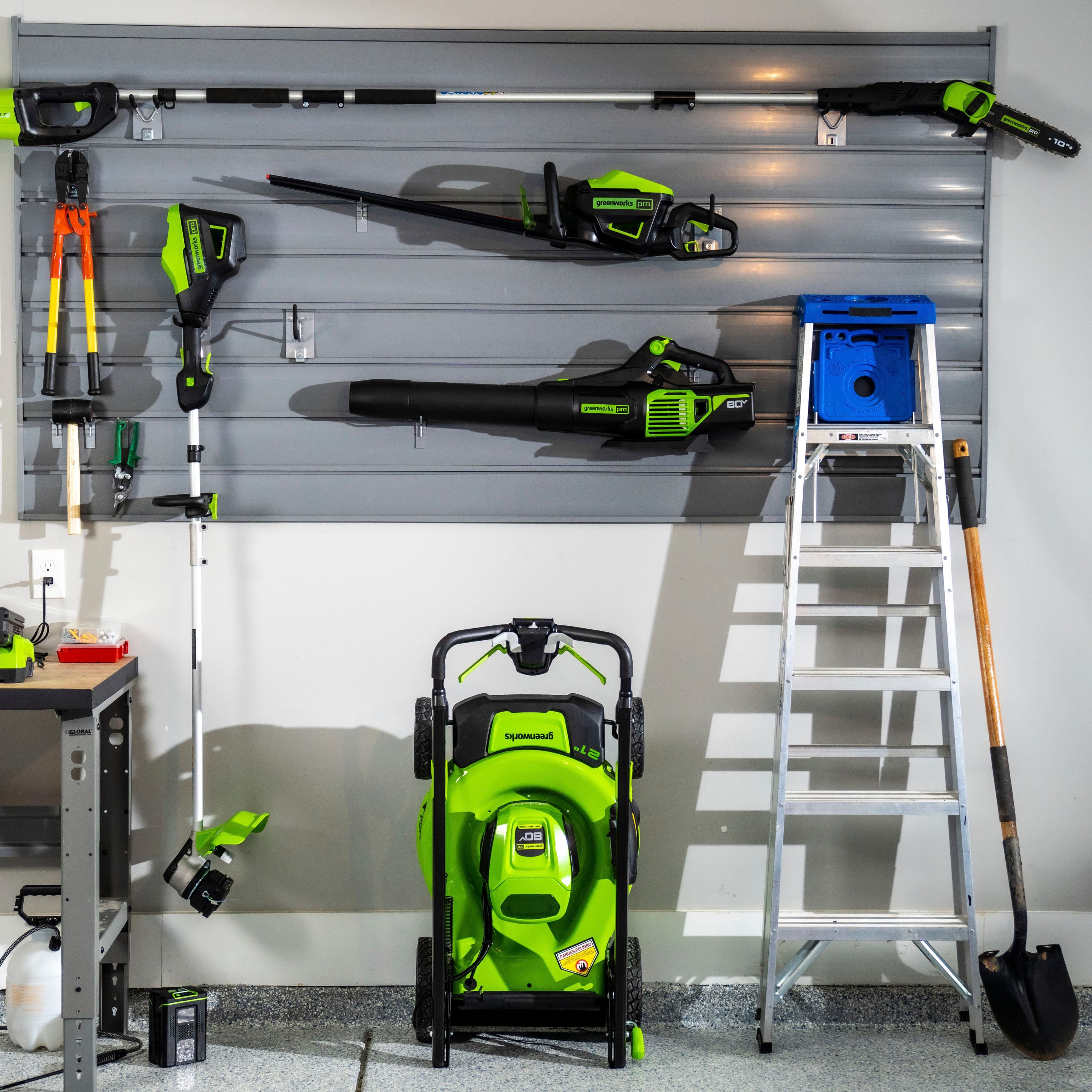 Greenworks - 80-Volt 18-Inch Cordless Brushless Chainsaw (1 x 4Ah battery and Charger) - Green - Image 8