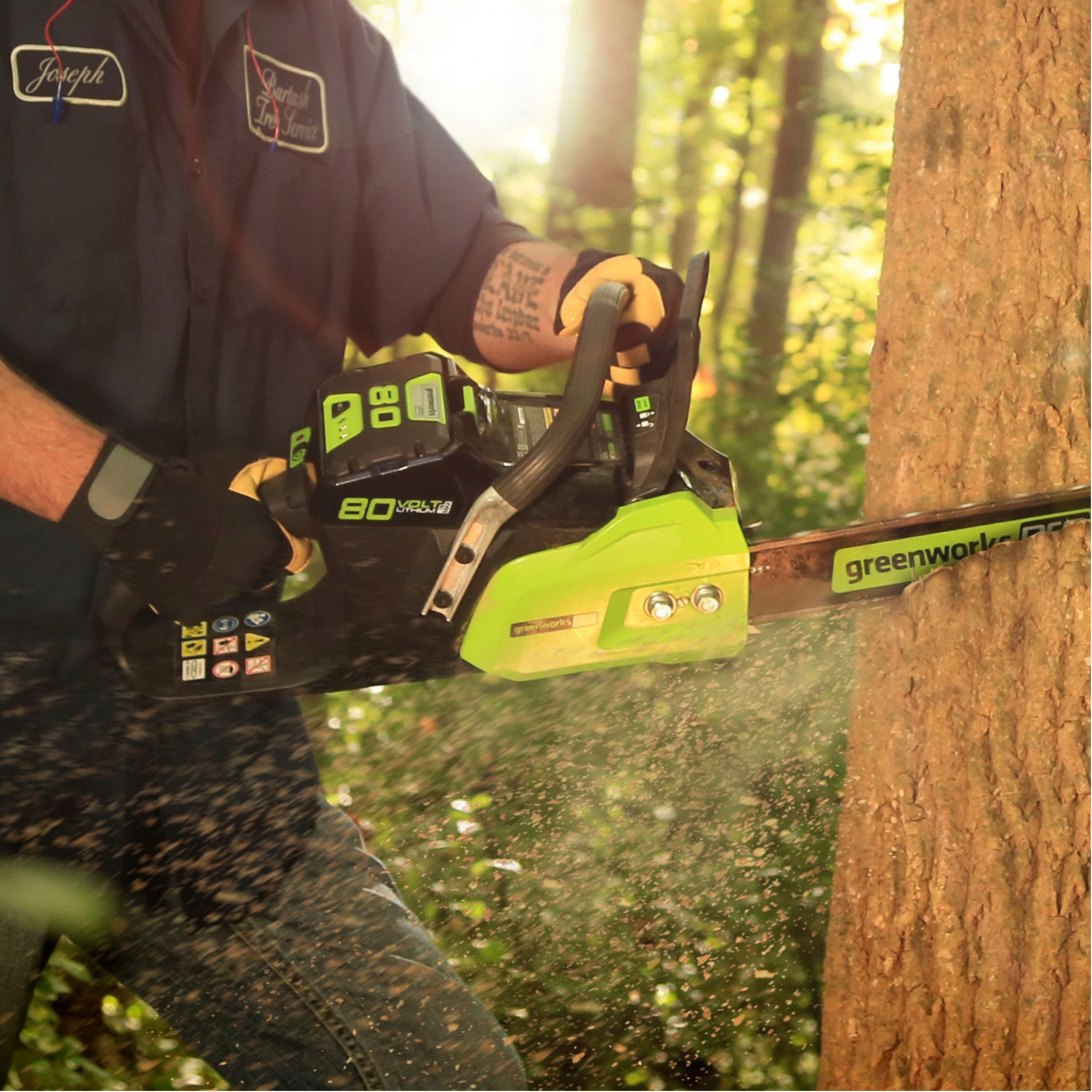 Greenworks - 80-Volt 18-Inch Cordless Brushless Chainsaw (1 x 4Ah battery and Charger) - Green - Image 3