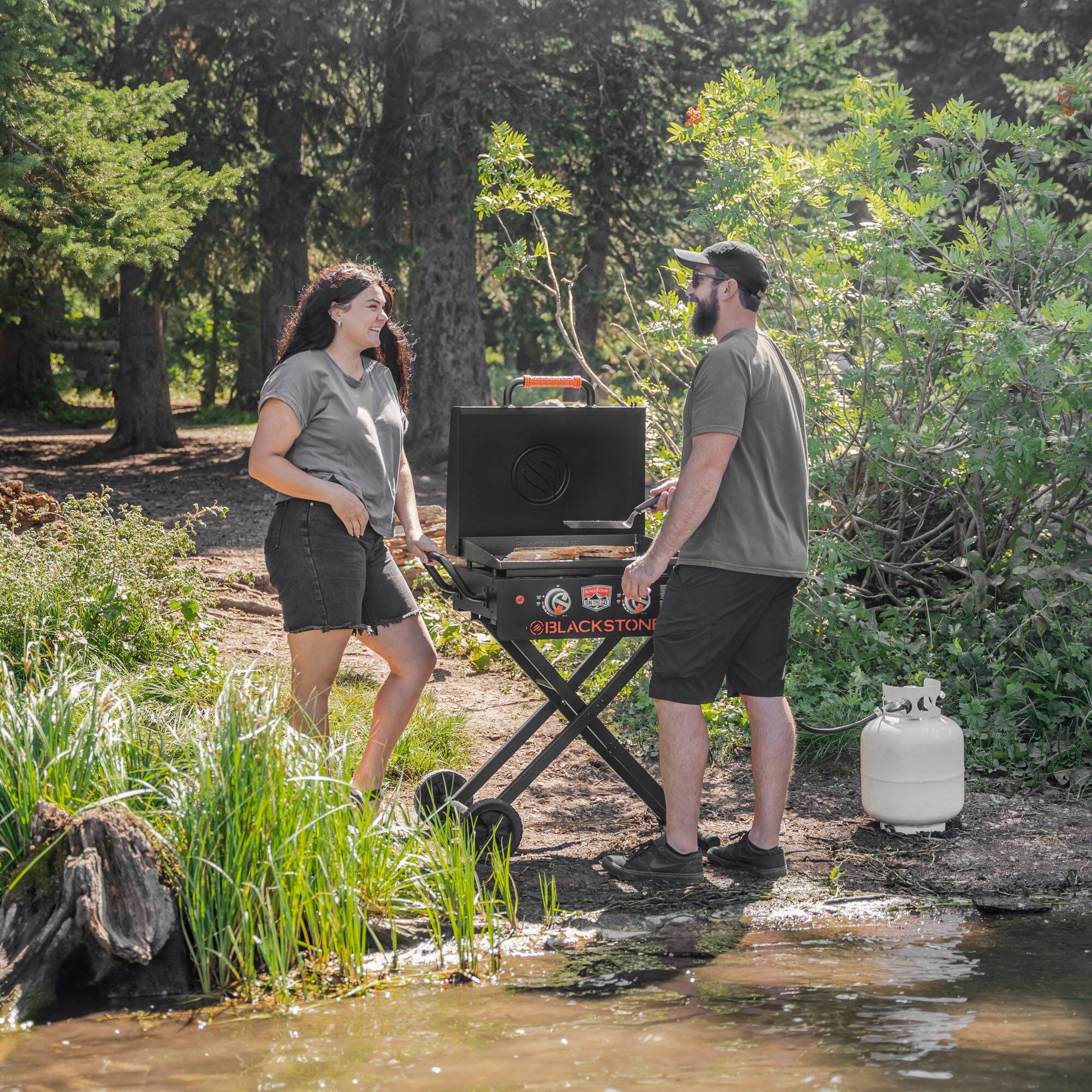 Blackstone - On the Go 22-in. Outdoor Omnivore Griddle with Hood and Flex-fold Legs - Black - Image 9