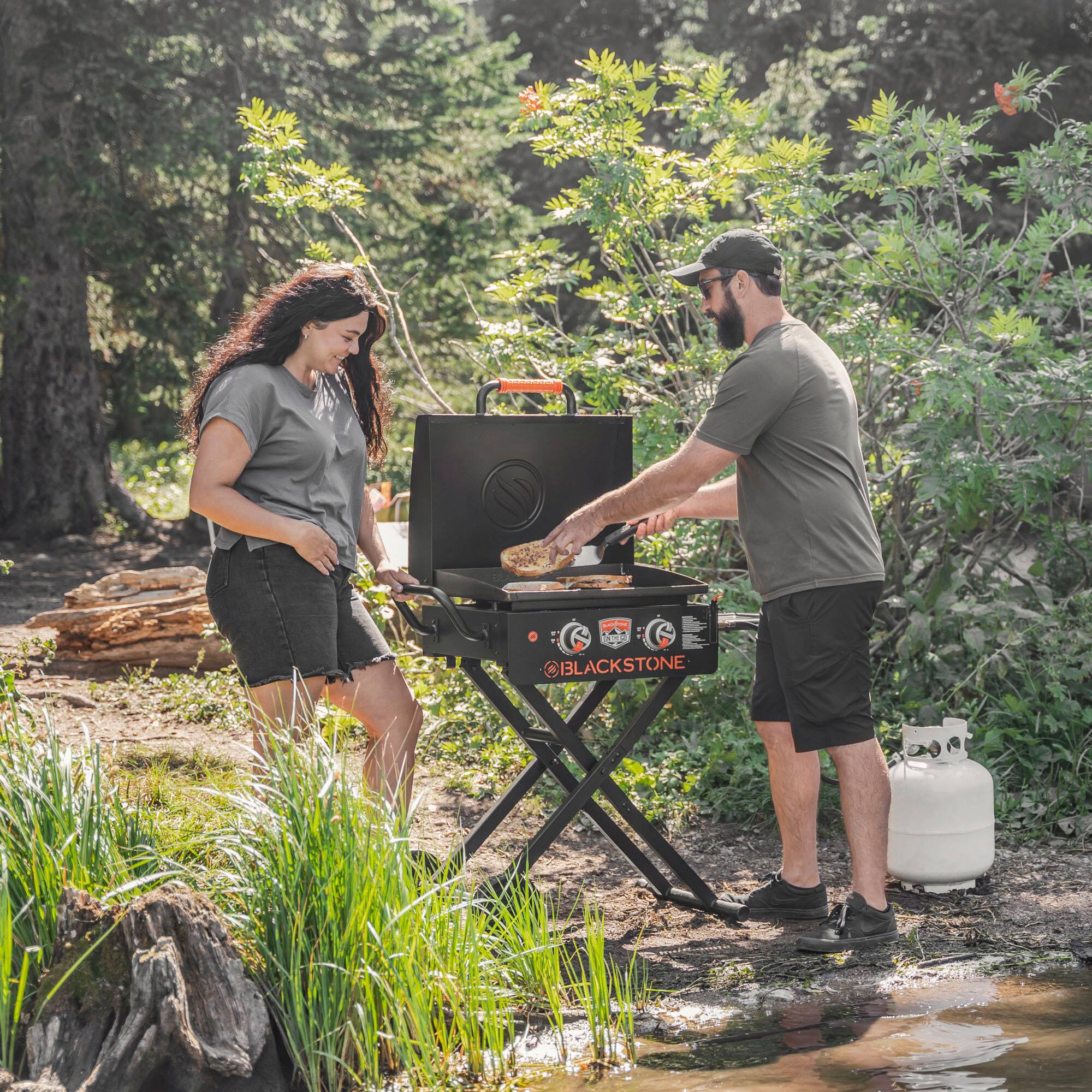 Blackstone - On the Go 22-in. Outdoor Omnivore Griddle with Hood and Flex-fold Legs - Black - Image 10