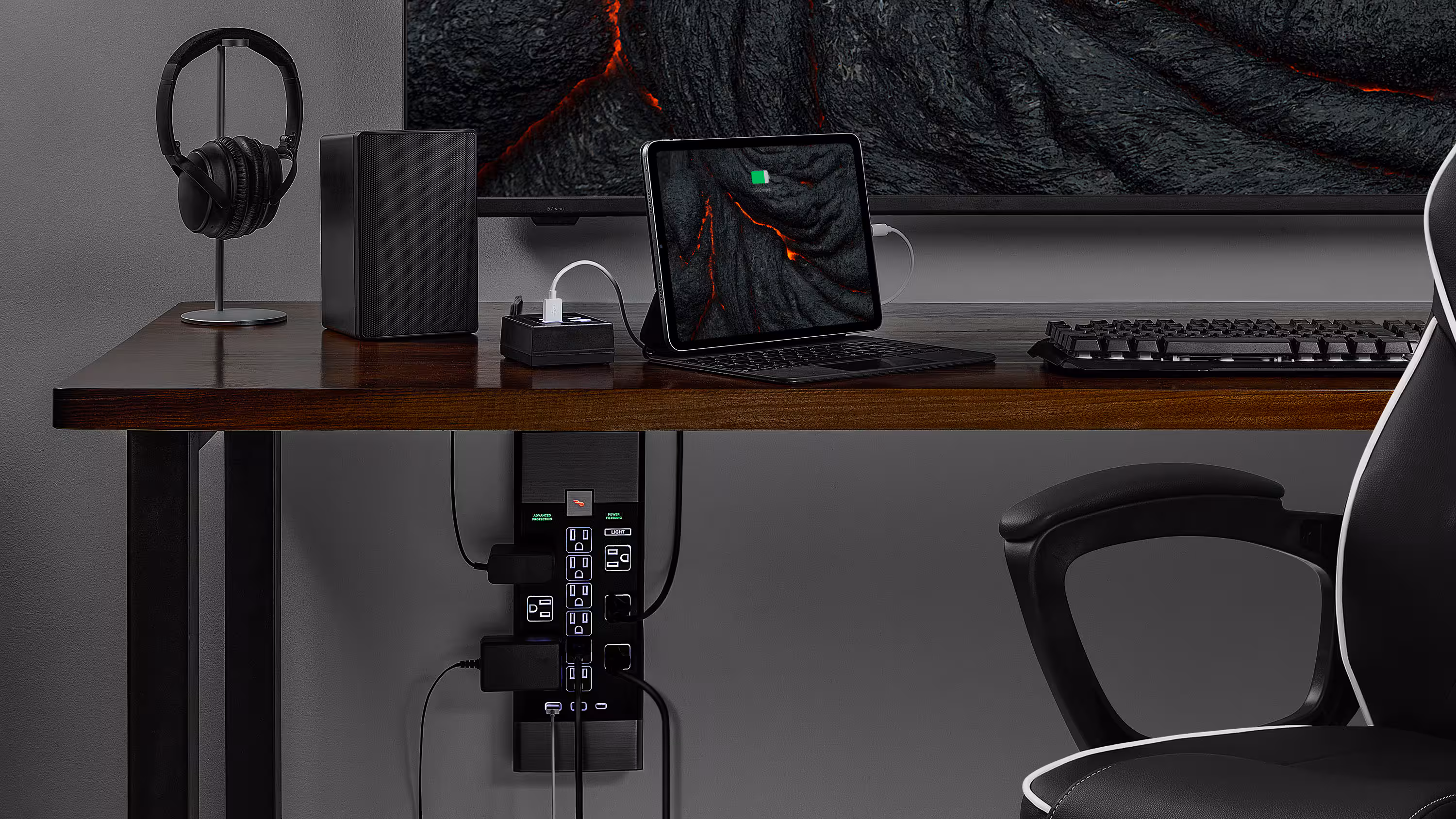 Rocketfish™ - 12-Outlet 5,280 Joules Surge Protector with USB and USB-C - Black - Image 5