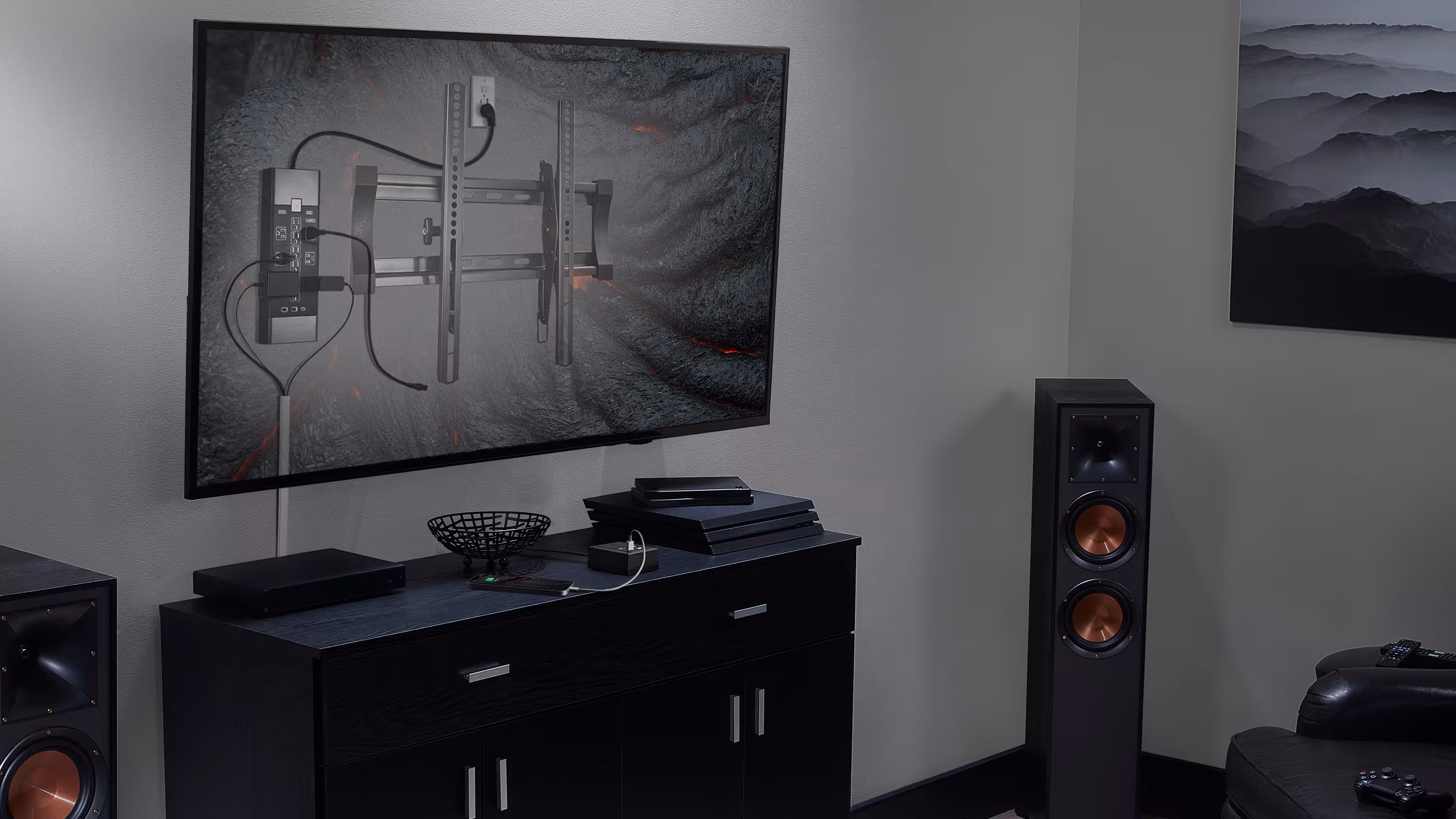 Rocketfish™ - 12-Outlet 5,280 Joules Surge Protector with USB and USB-C - Black - Image 4