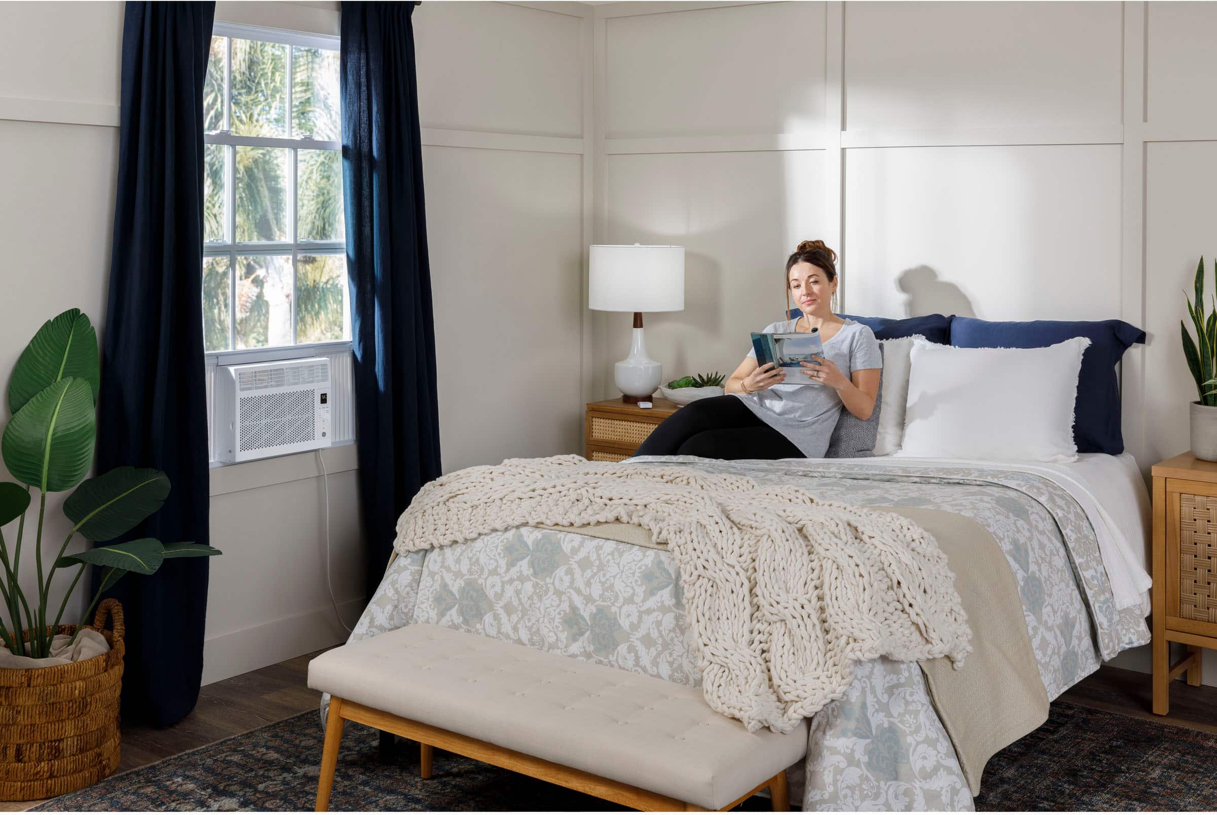 GE - 150 Sq. Ft 5000 BTU Window Air Conditioner - White - Image 2