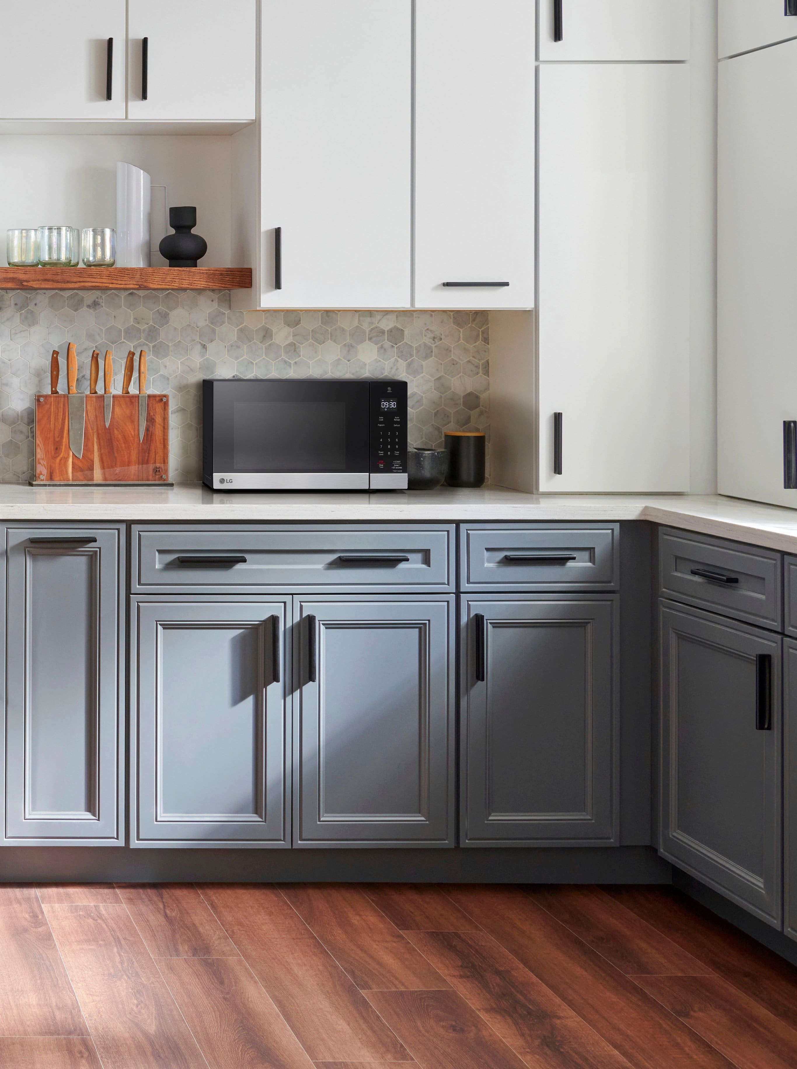 LG - 0.9 Cu. Ft. Countertop Microwave with Sensor Cooking and Smart Inverter - Stainless Steel - Image 18